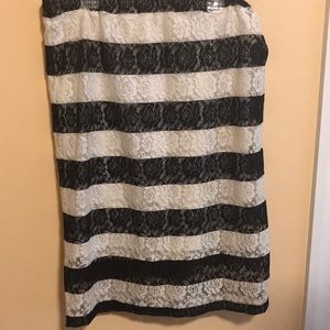 Black and white lace skirt - size 8